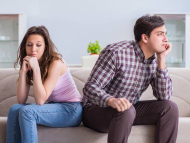 Parçalanmış ilişki konseptinde genç bir aile