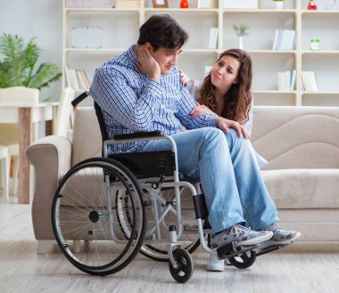 Tekerlekli sandalyedeki çaresiz kişi