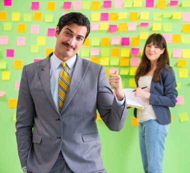 İş arkadaşları gelecekteki öncelikleri tartışıyor