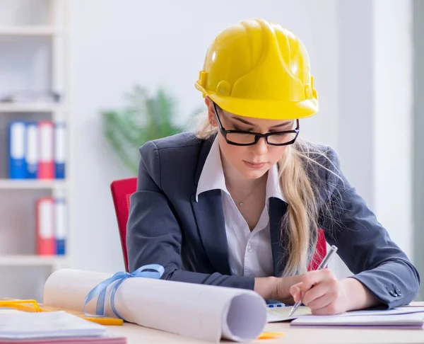 Woman architect working on the project — Stock Photo, Image