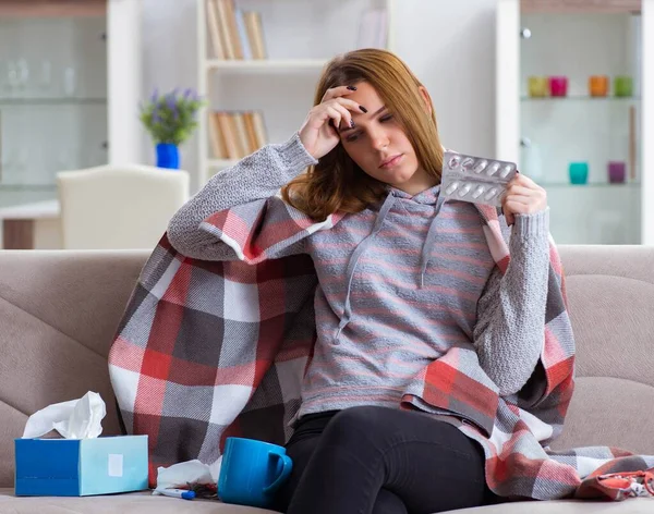 Wanita sakit yang menderita flu di rumah — Stok Foto