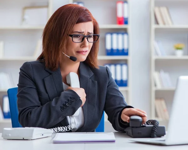 Frusztrált call center asszisztens válaszol a hívásokra — Stock Fotó