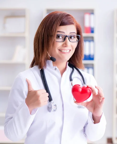 Heart doctor in telemedicine medical concept — Stock Photo, Image