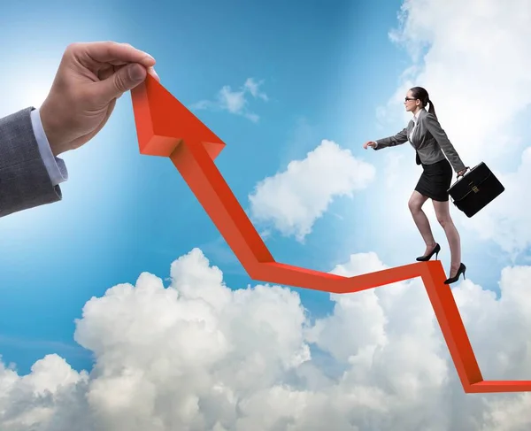 Businesswoman climbing line chart dalam konsep pemulihan ekonomi — Stok Foto