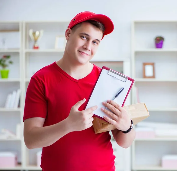 Postmann liefert ein Paket aus — Stockfoto