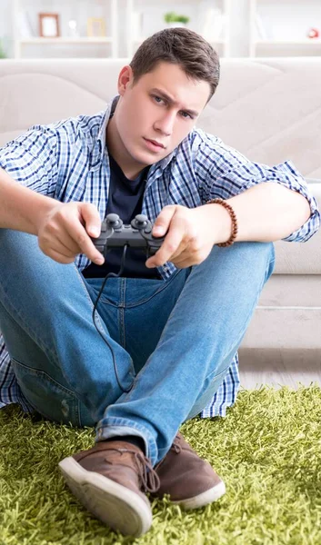 Hombre joven jugando juegos de ordenador en casa —  Fotos de Stock