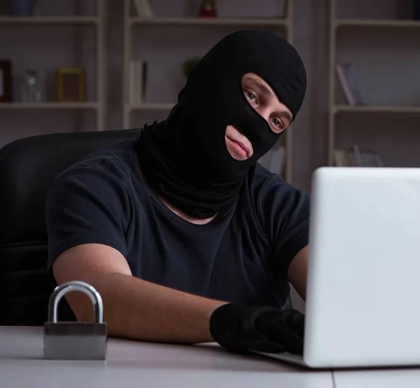 Hacker hacker computador tarde da noite — Fotografia de Stock