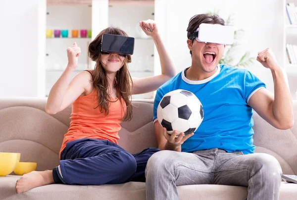 Homem assistindo futebol em óculos realidade virtual vr — Fotografia de Stock
