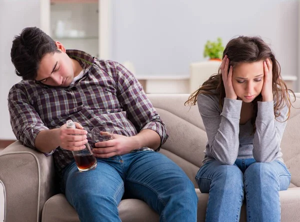 年轻家庭观念中的酗酒问题丈夫 — 图库照片