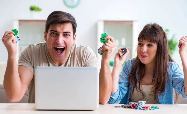 Couple wnning money in online casino — Stock Photo, Image