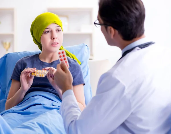 Krebspatient zum Arztbesuch in Kliniken — Stockfoto