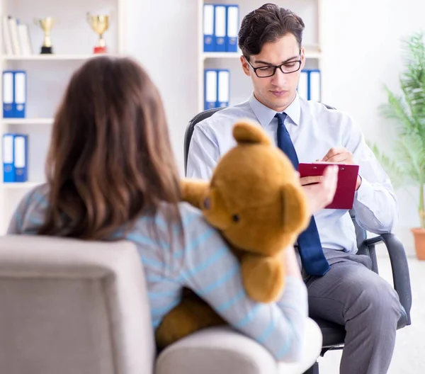 Médico psiquiatra visitante del paciente para el examen — Foto de Stock