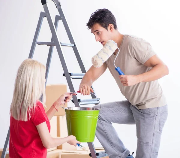 Junge Familie erledigt Malerarbeiten bei Renovierung ihres Hauses — Stockfoto