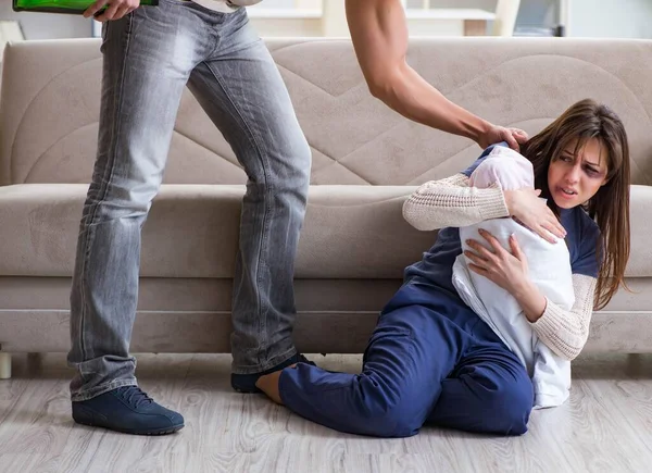 Aile içi şiddet olaylarında agresif kocası olan umutsuz bir eş.