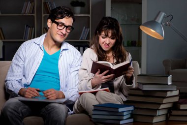 İki öğrenci geç saatlere kadar çalışıp sınavlara hazırlanıyor.