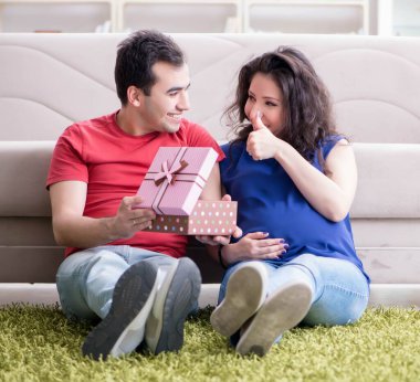 Bir bebek bekleyen genç çift.