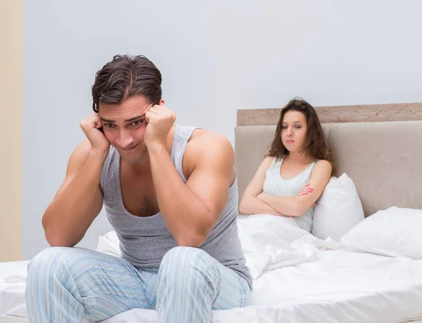 Conflicto familiar con esposa y marido en la cama — Foto de Stock