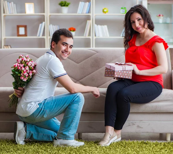 Familia joven pareja esperando un bebé — Foto de Stock