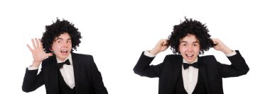 Genç adam afro peruk takıyor