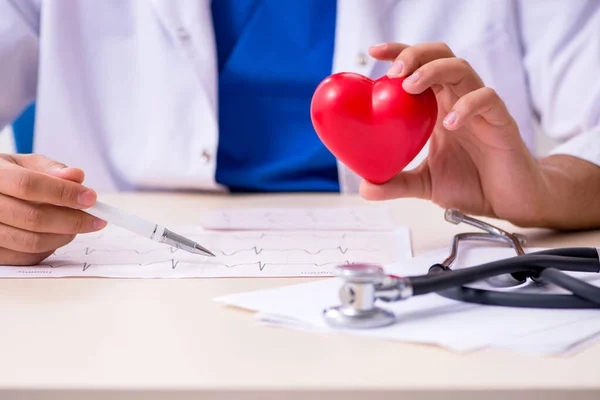 Giovane medico cardiologo maschile che lavora in clinica — Foto Stock