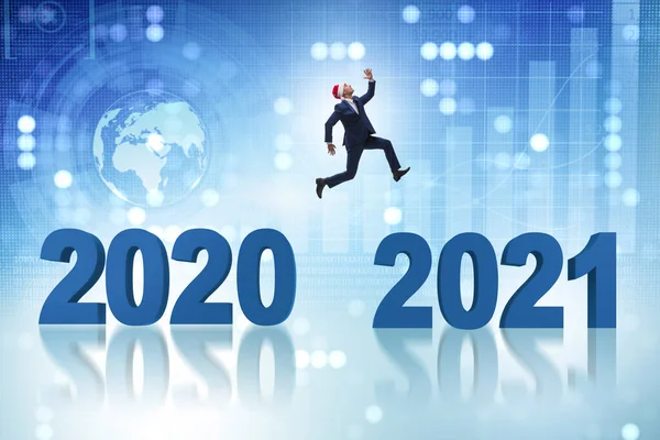 Skoki biznesmena z roku 2020 na rok 2021 — Zdjęcie stockowe