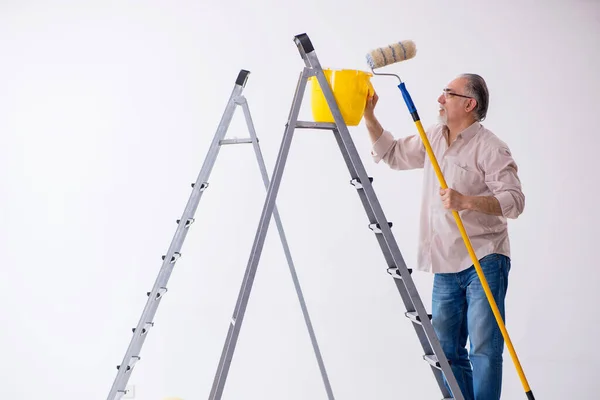 Régi férj vállalkozó a lakásfelújítási koncepcióban — Stock Fotó