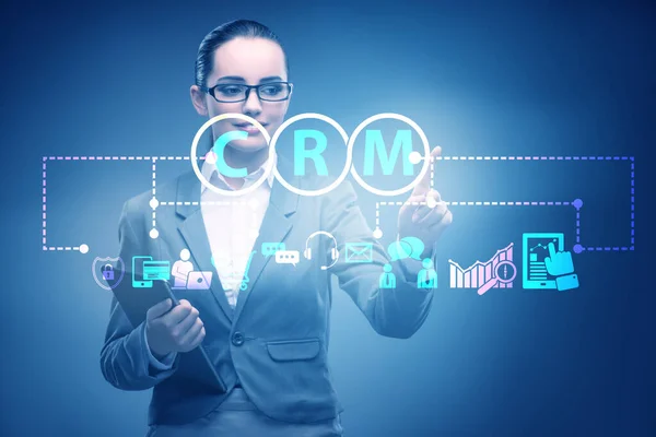 CRM custromer relation management koncept med affärskvinna — Stockfoto