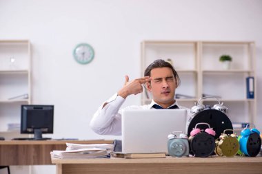 Genç erkek çalışan iş yerindeki son teslim tarihini kaçırmaktan korkuyor