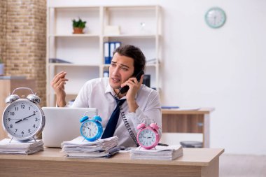 Genç erkek çalışan iş yerindeki son teslim tarihini kaçırmaktan korkuyor