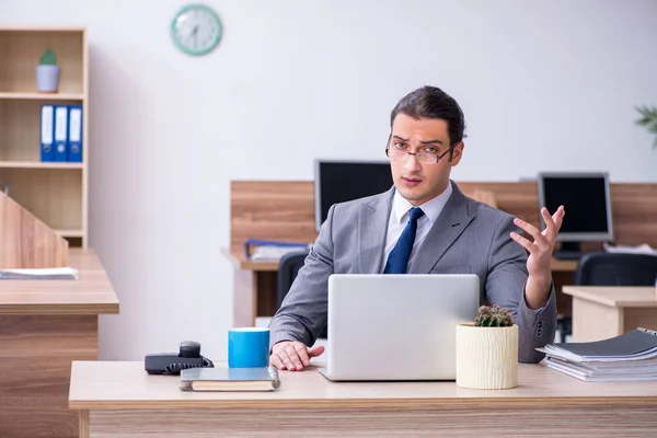 Jeune employé masculin travaillant au bureau — Photo