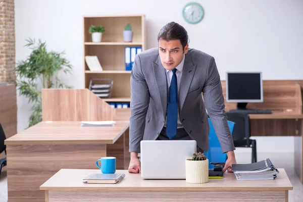 Junge männliche Angestellte im Büro — Stockfoto