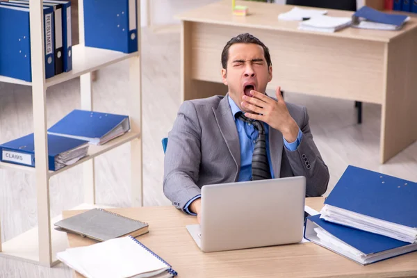 Jungunternehmer Mitarbeiter unzufrieden mit exzessiver Arbeit in der o — Stockfoto