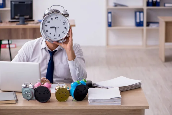 Ung manlig anställd rädd för att missa deadline på arbetsplatsen — Stockfoto