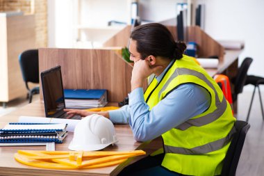 Ofiste çalışan genç erkek mimar.