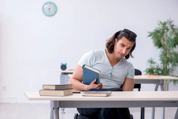 Jonge mannelijke student bereidt zich voor op examen in de klas — Stockfoto