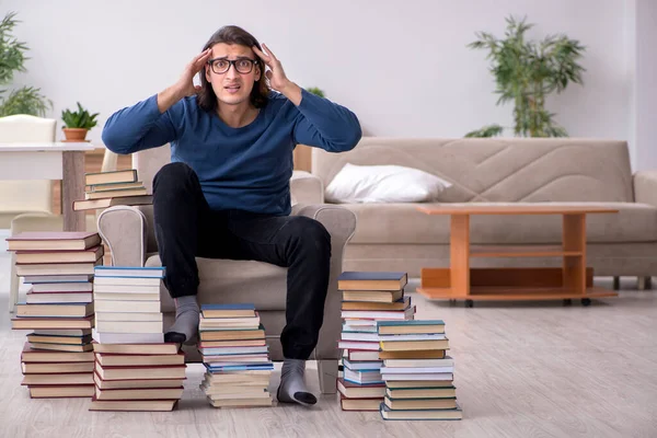 Jeune étudiant masculin se préparant aux examens à la maison — Photo