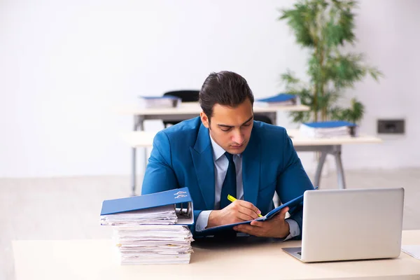 Young businessman employee taking notes in the office — Stock Photo, Image