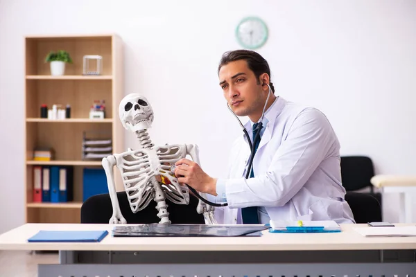 Jeune médecin cardiologue et patient squelettique dans les cliniques — Photo