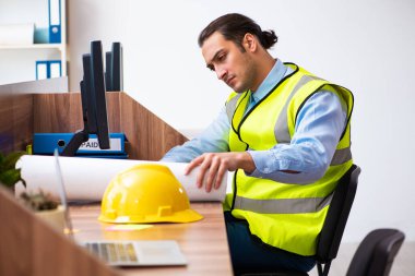 Ofiste çalışan genç erkek mimar.