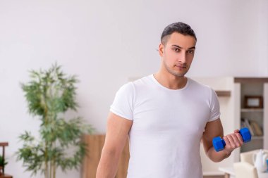 Genç erkek güne sabah egzersizleriyle başlıyor.