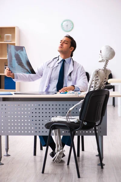 Junger Arzt Radiologe und Skelettpatient in der Klinik — Stockfoto