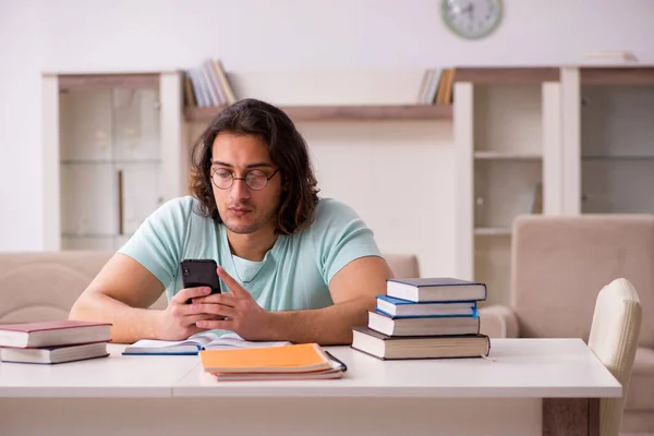 Joven estudiante masculino preparándose para los exámenes en casa — Foto de Stock