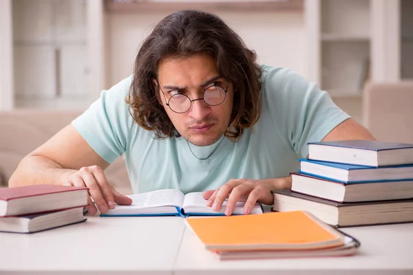 Jovem estudante do sexo masculino se preparando para exames em casa — Fotografia de Stock