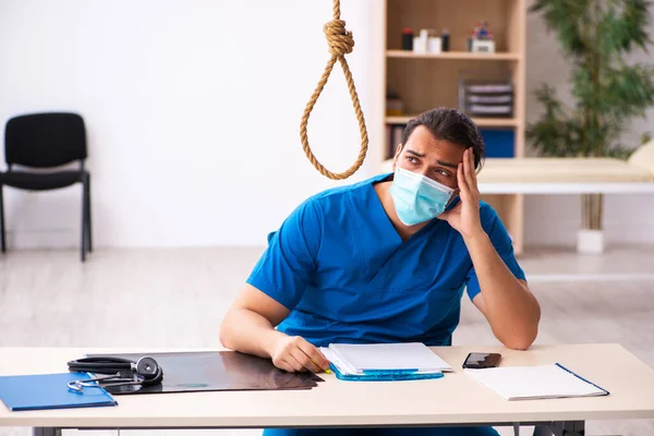 Jovem médico do sexo masculino cometendo suicídio no local de trabalho — Fotografia de Stock