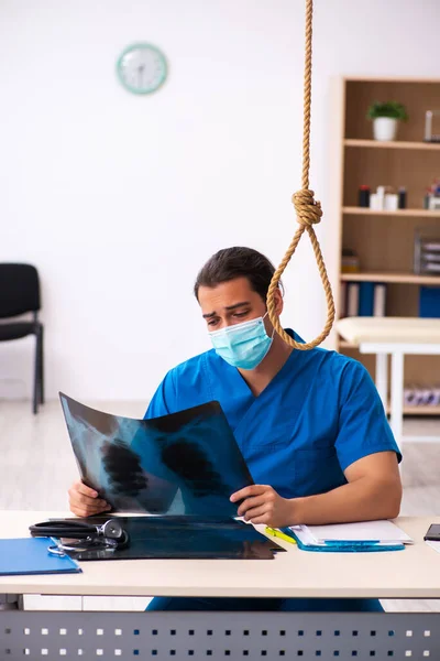 Joven doctor suicidándose en el lugar de trabajo — Foto de Stock