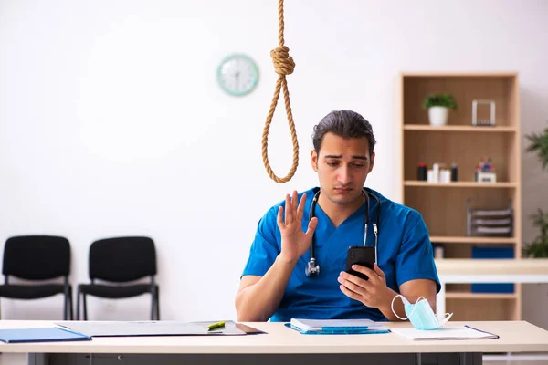 Junger Arzt begeht Selbstmord am Arbeitsplatz — Stockfoto