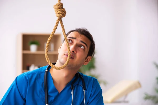 職場で自殺する若い男性医師 — ストック写真