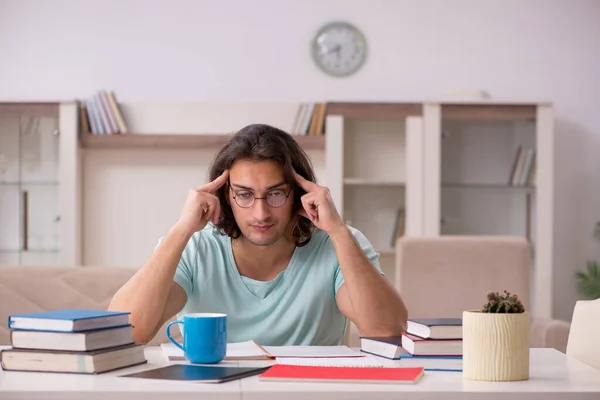 Joven estudiante masculino preparándose para los exámenes en casa —  Fotos de Stock