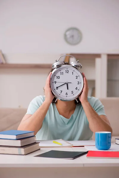 Giovane studente maschio preparazione per gli esami a casa — Foto Stock