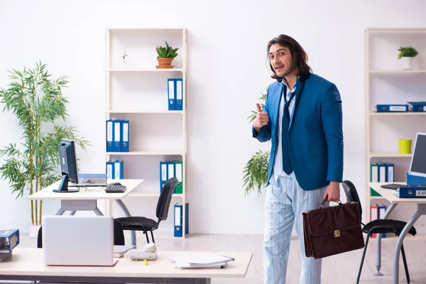 Maschio dipendente venire a lavorare direttamente dal letto — Foto Stock